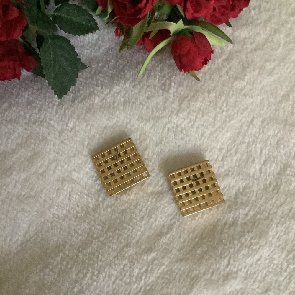 Vnt. Avon Pierced Gold Earrings - Picture 6 of 6